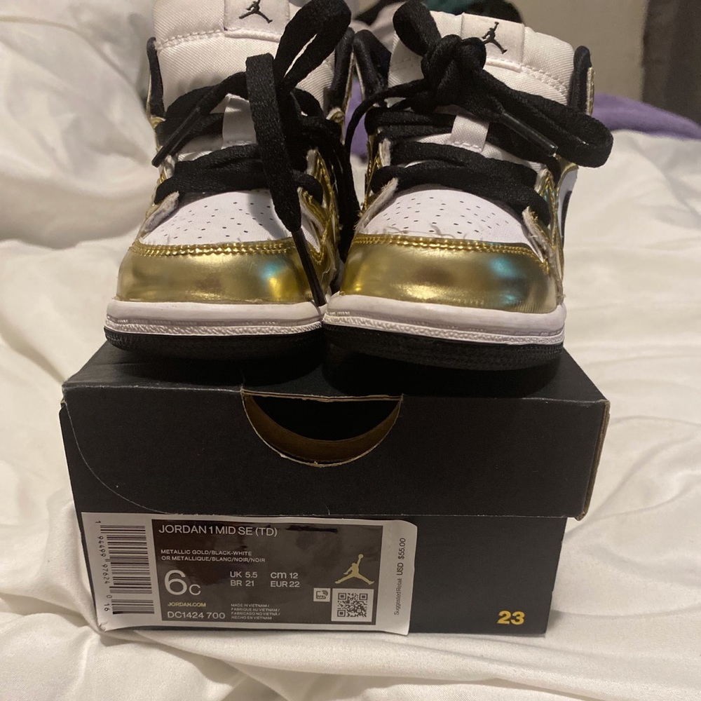 Jordan mid ones SE